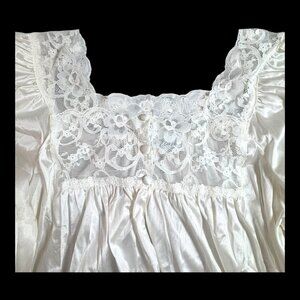 Vintage Miss Elaine Petite Ivory Nylon Lace Nightgown Puff Sleeves Lace Trim